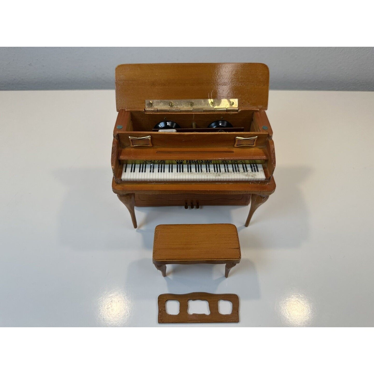 VINTAGE *NEW* 1960's Four Star Solid State Wooden Piano Radio