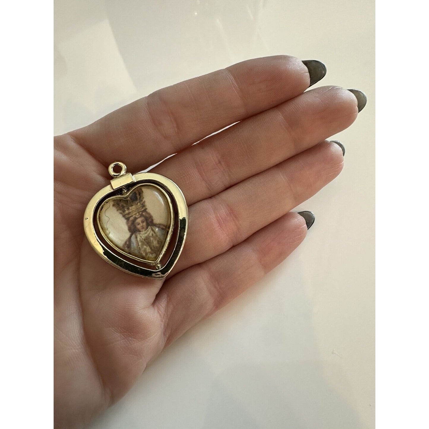 VINTAGE *NEW* Gold-Tone Heart Pendant with Jesus/Queen Art Spinner