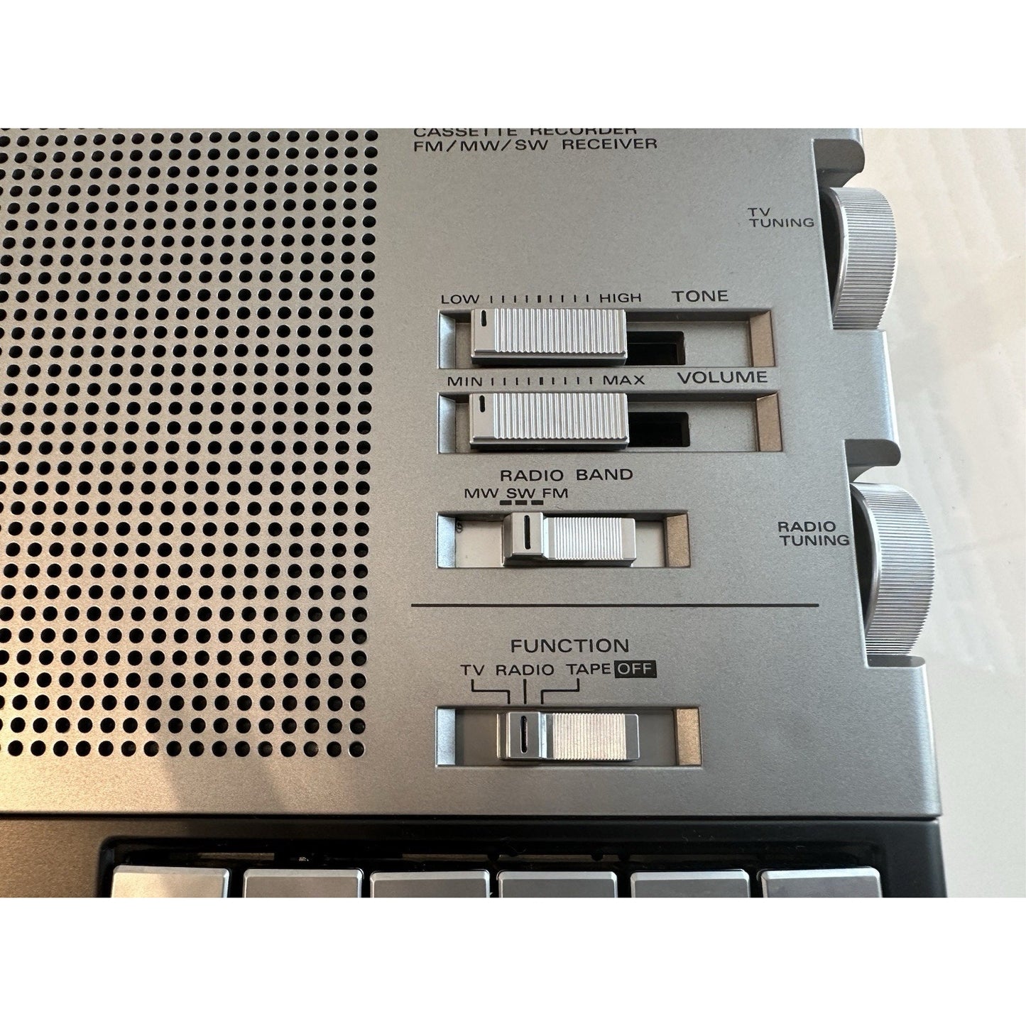 VINTAGE *NEW* 80's Hitachi K-2400 Solid State TV Receiver/Cassette RARE