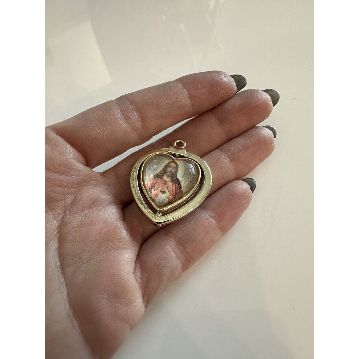 VINTAGE *NEW* Gold-Tone Heart Pendant with Jesus/Queen Art Spinner