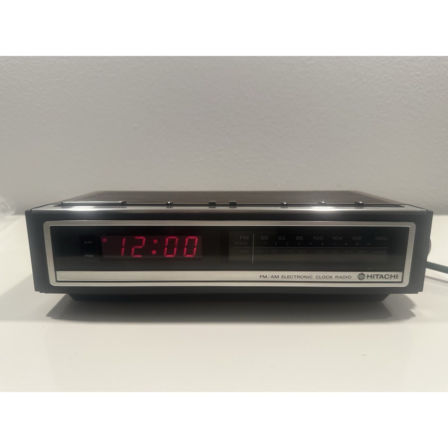 VINTAGE *NEW* 1980's Hitachi KC-651H Am/Fm 2-Band Table Radio w/Digital Clock