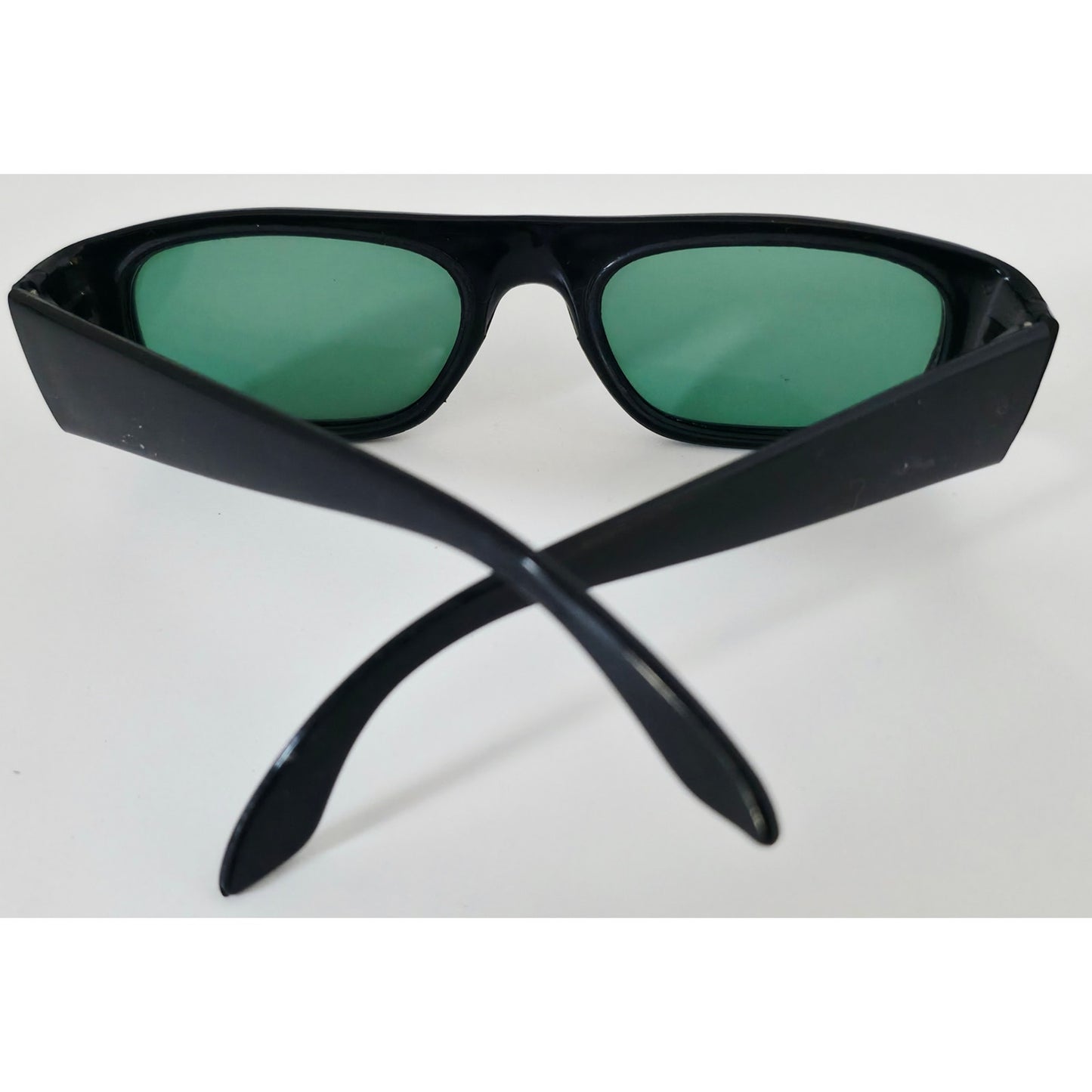 VINTAGE *NEW* 1970's Black Frame with Green Lens Sunglasses