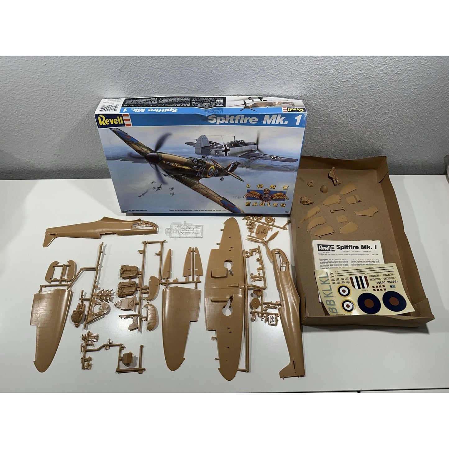 VINTAGE Revell Spitfire Mk. 1 "Lone Eagles" 1/32 Scale Model #4555 Open Box