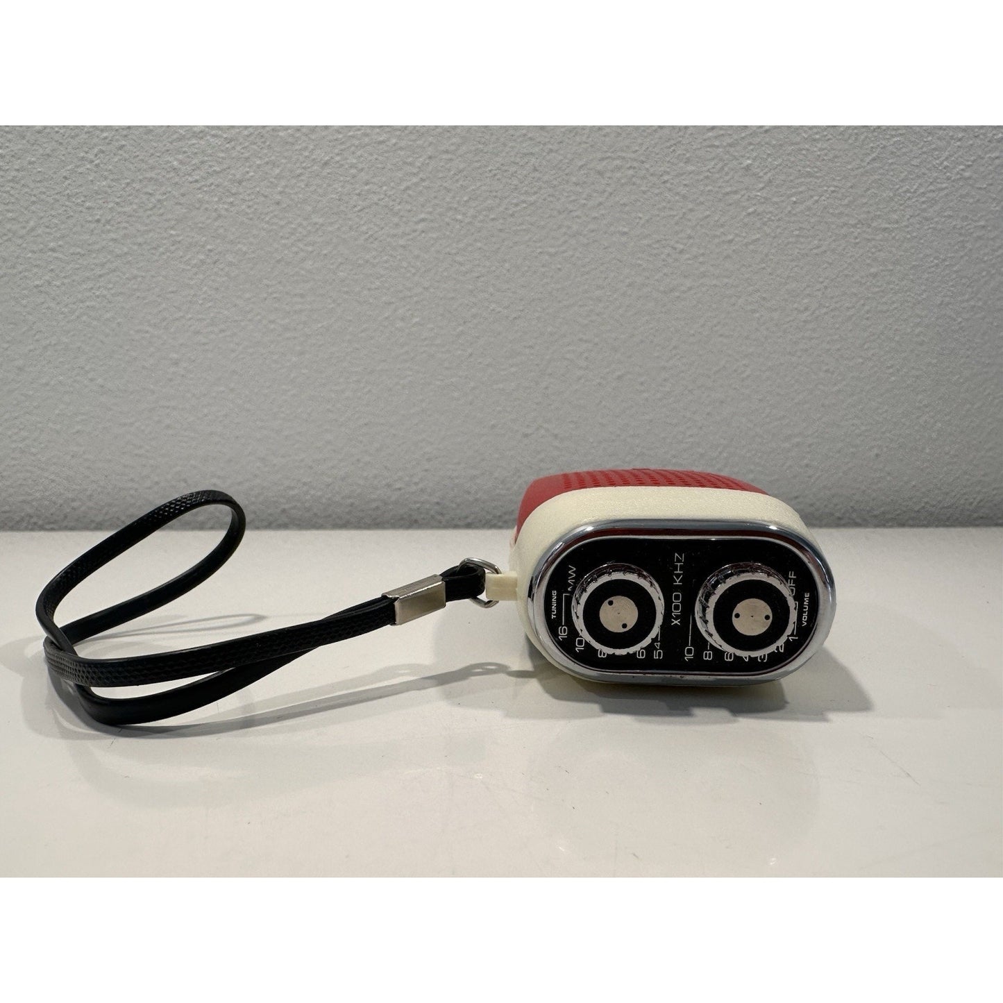 VINTAGE *NEW* ROBIN AIE-741 Red/Black Solid State Micro Transistor Radio