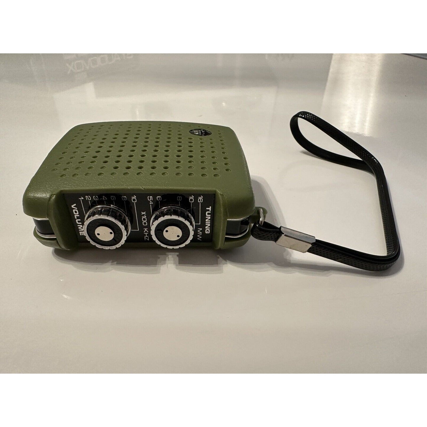 VINTAGE *NEW* Four Star FS-7 Solid State Radio Green