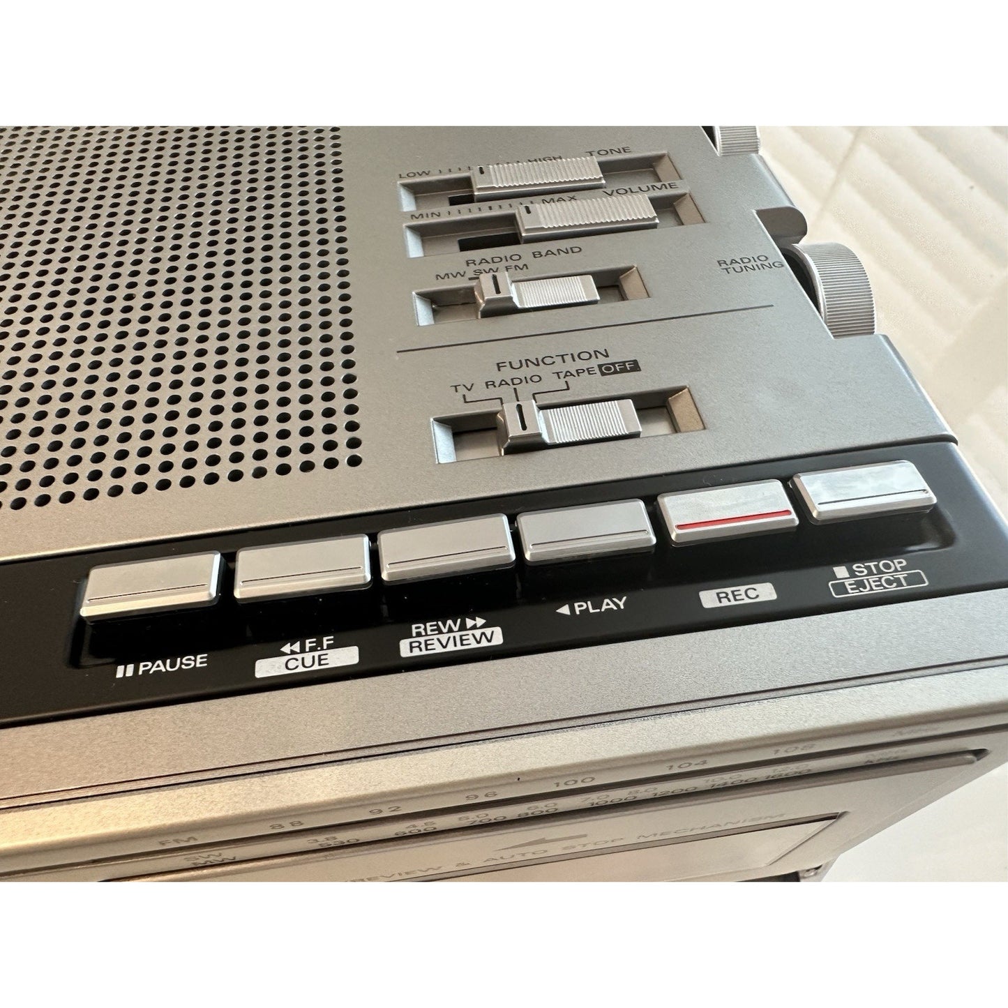 VINTAGE *NEW* 80's Hitachi K-2400 Solid State TV Receiver/Cassette RARE