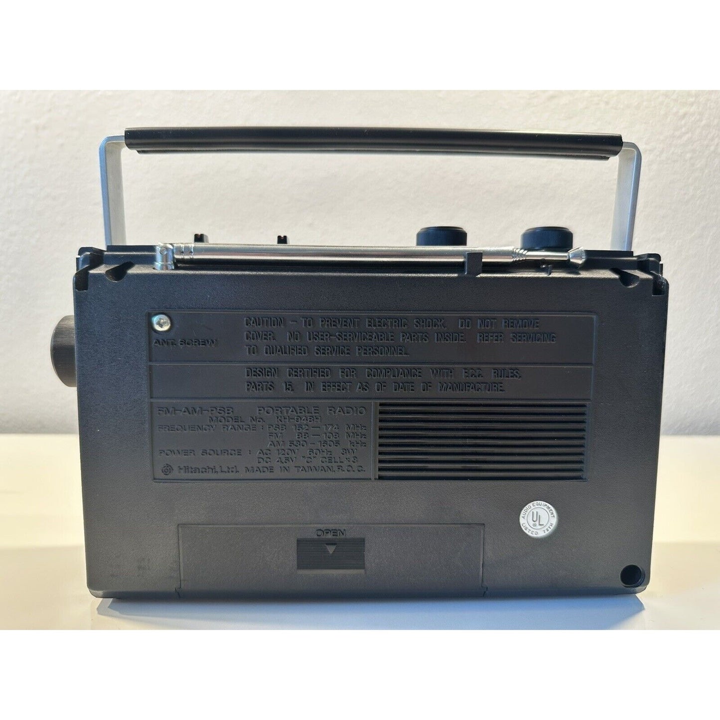 VINTAGE *NEW* Hitachi KH-948H psb/fm/am 3-Band Portable Radio