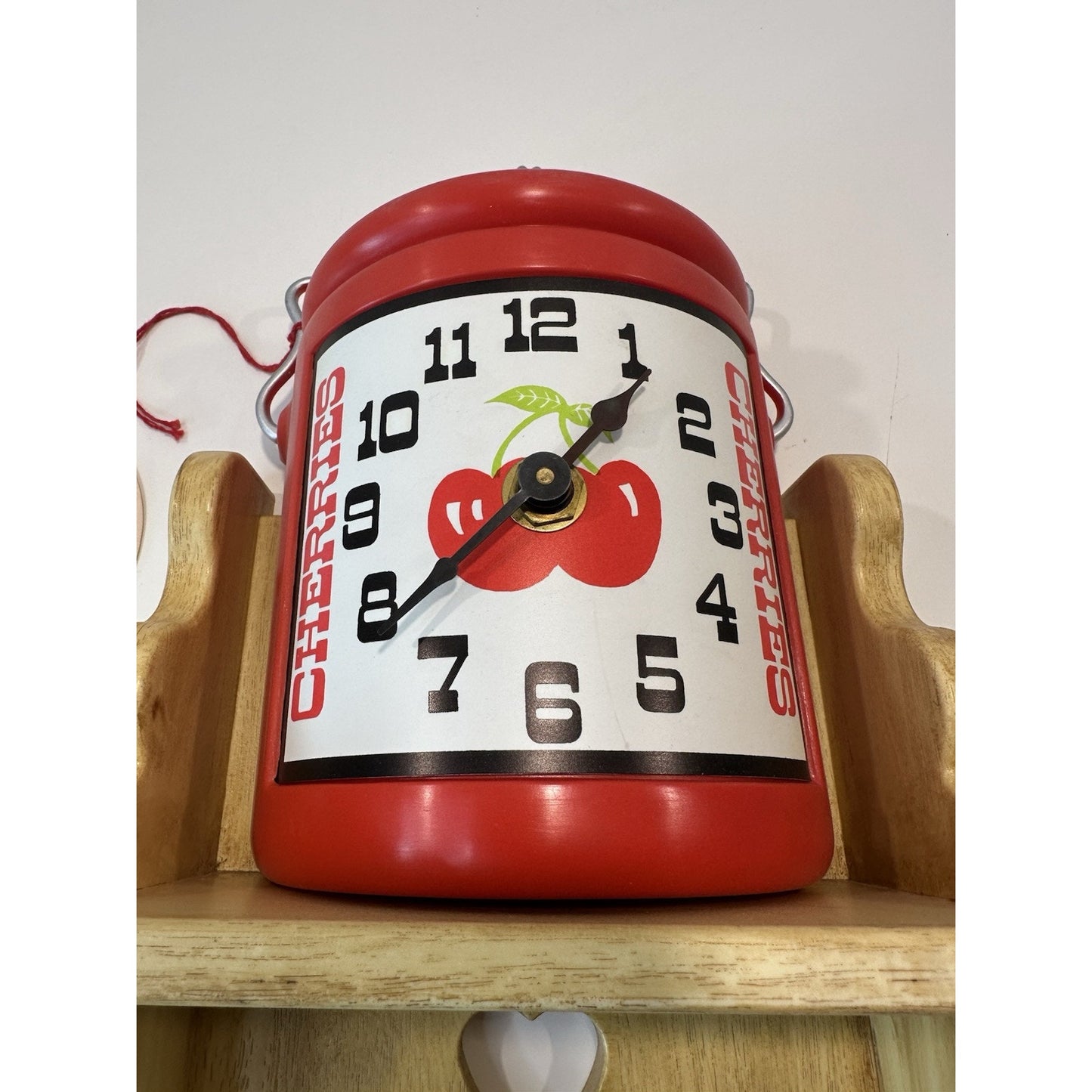 VINTAGE *NEW* 1970's Spartus Cherries Jug Wood Battery Operated Clock