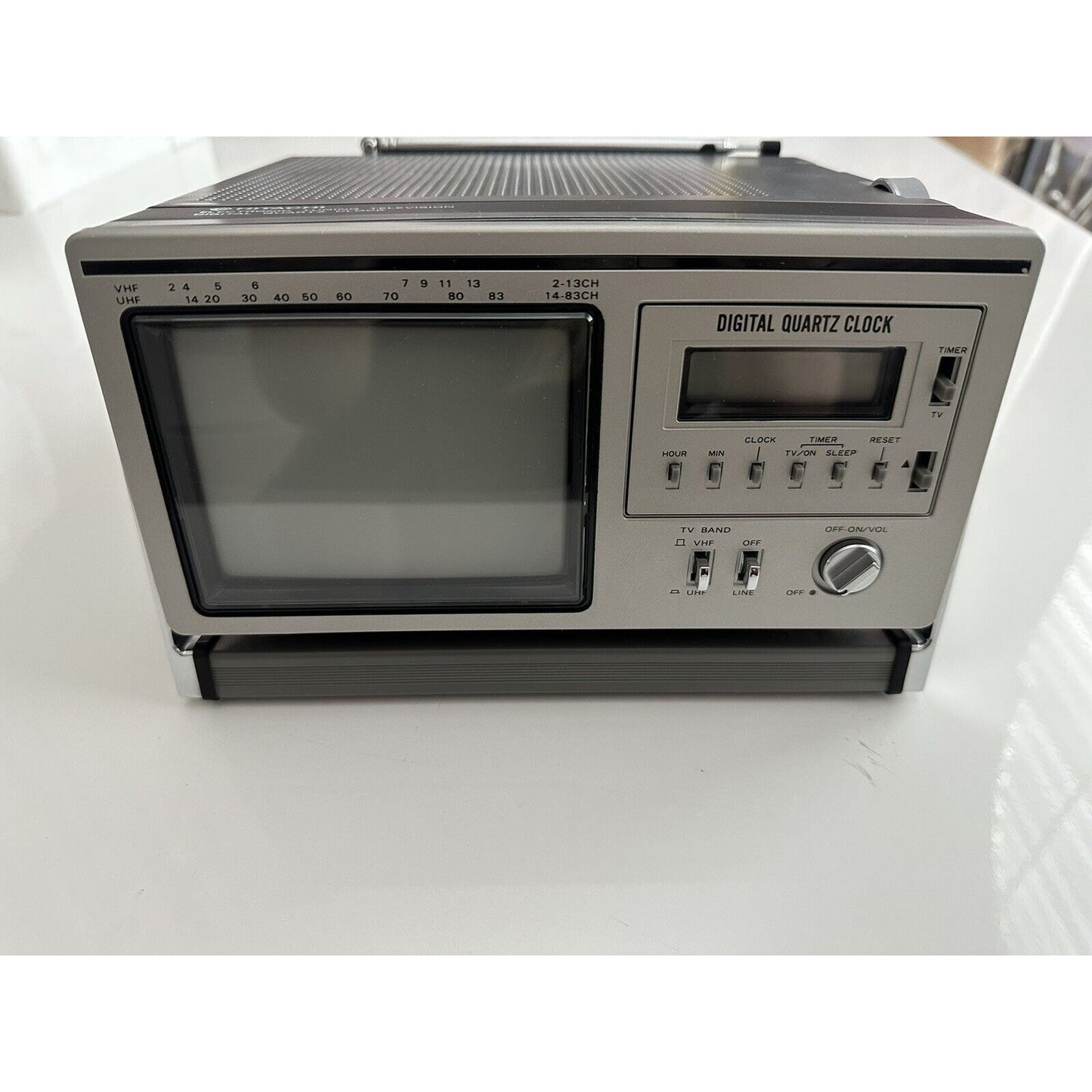 VINTAGE *NEW* 1980's Hitachi K2300 Solid State TV Receiver/Digital Clock