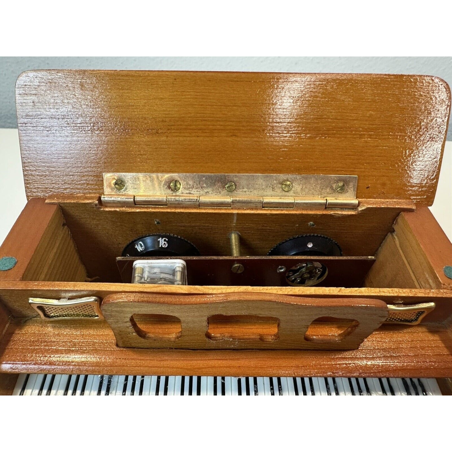 VINTAGE *NEW* 1960's Four Star Solid State Wooden Piano Radio