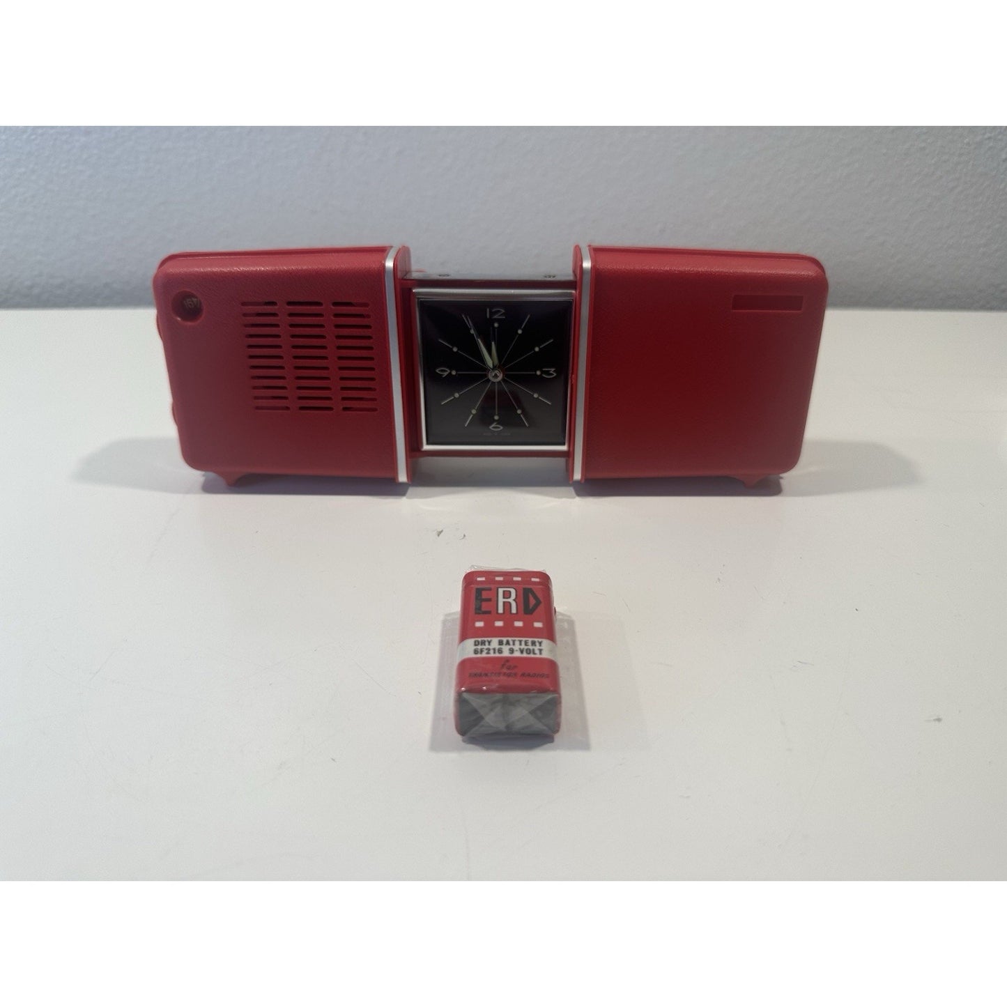 VINTAGE *NEW* 1960's/1970's Travel Clock Radio, Open/Shut Red Case