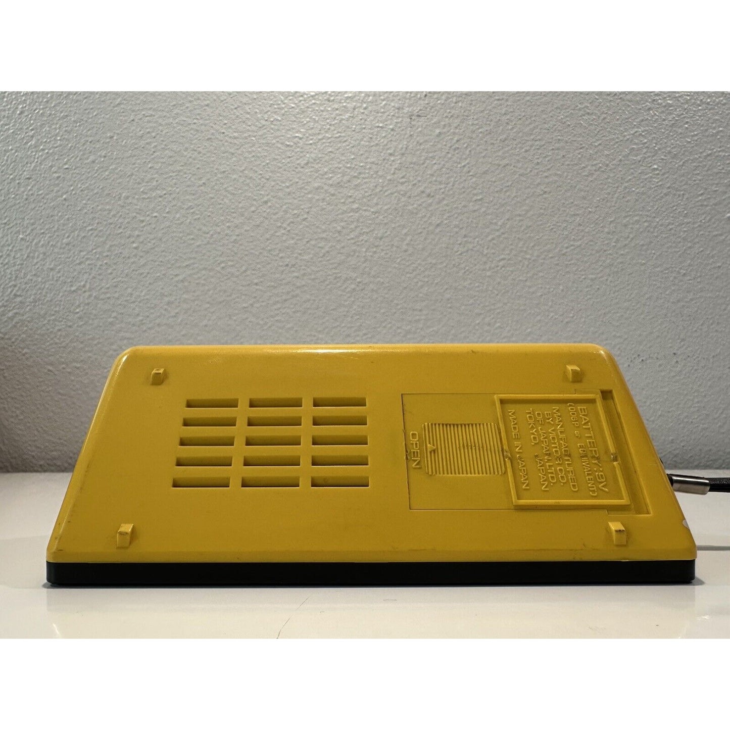 VINTAGE *NEW* 1970's JVC 8000 Triangular Portable am Radio-Yellow