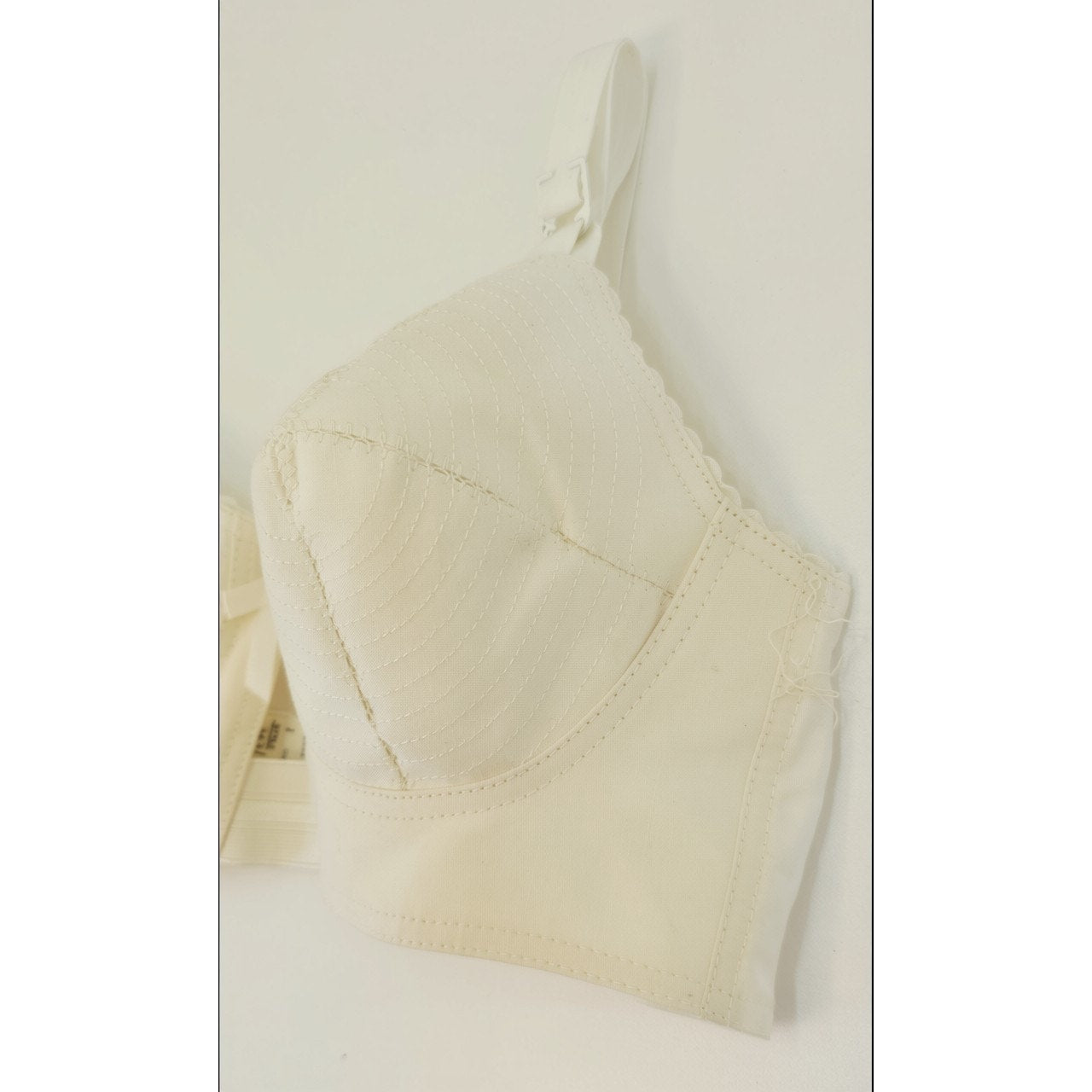 VINTAGE *NEW* 1960's Stephanie Women's Cream Bullet Bra w/Center Flower Size 32B