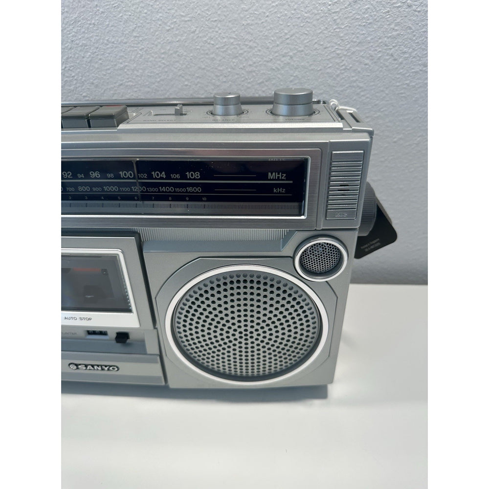VINTAGE *NEW* 1980's Sanyo Boombox M9924 am/fm Cassette Boombox Ghettoblaster
