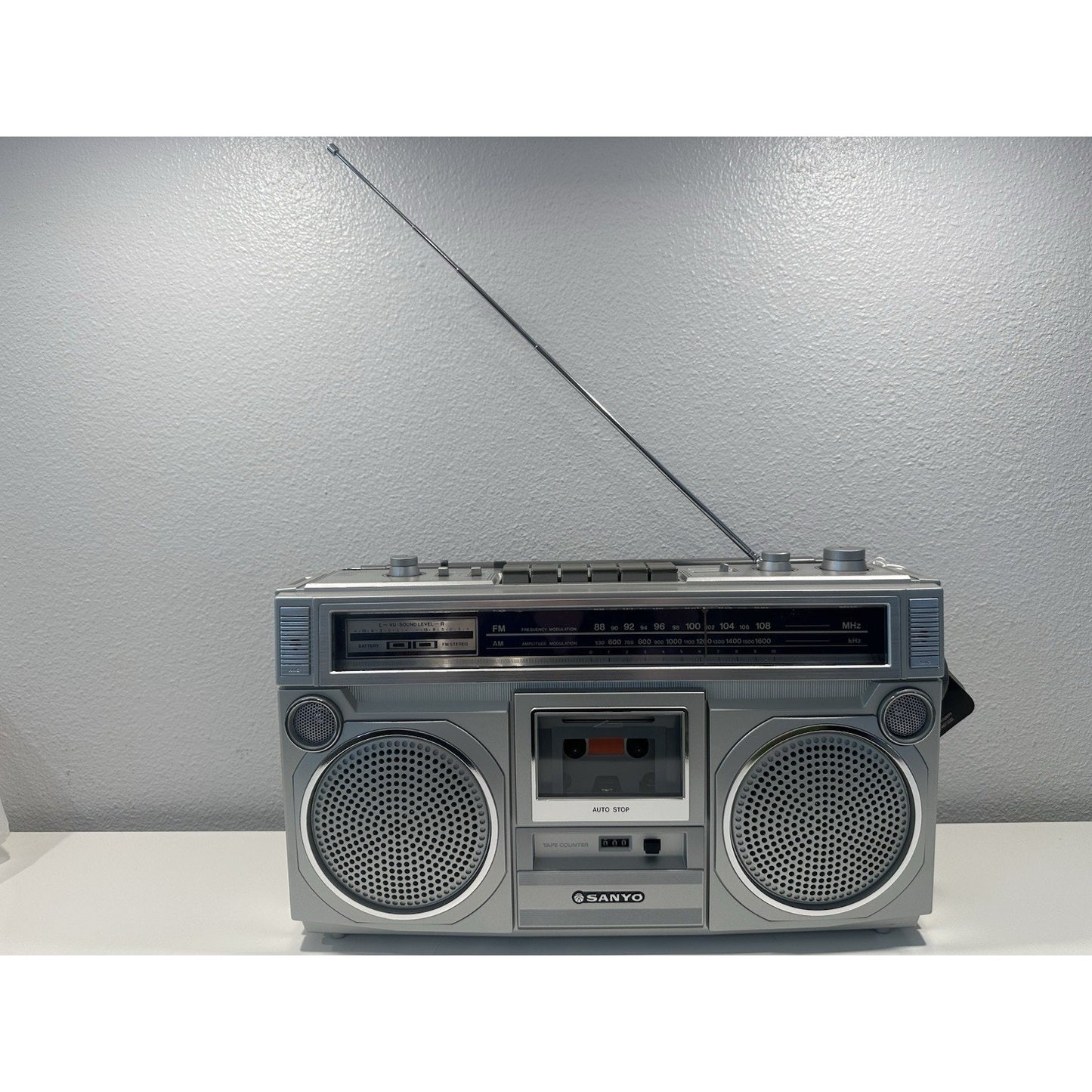 VINTAGE *NEW* 1980's Sanyo Boombox M9924 am/fm Cassette Boombox Ghettoblaster