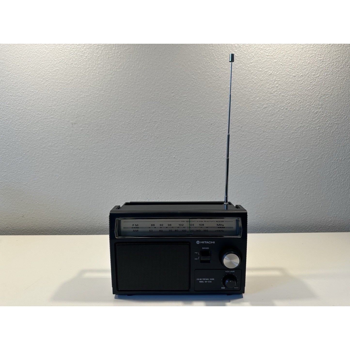 VINTAGE *NEW* 1970's Hitachi KH-435H FM/AM Portable Radio