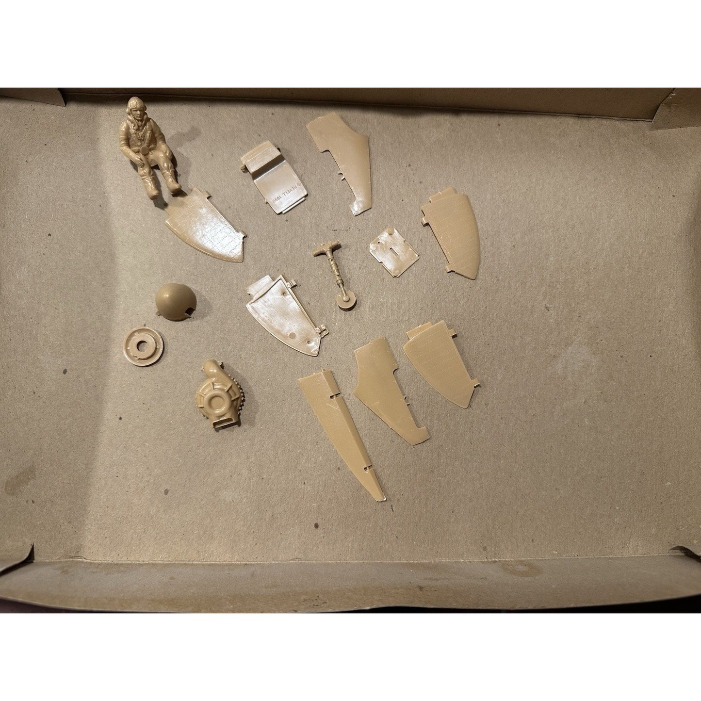 VINTAGE Revell Spitfire Mk. 1 "Lone Eagles" 1/32 Scale Model #4555 Open Box