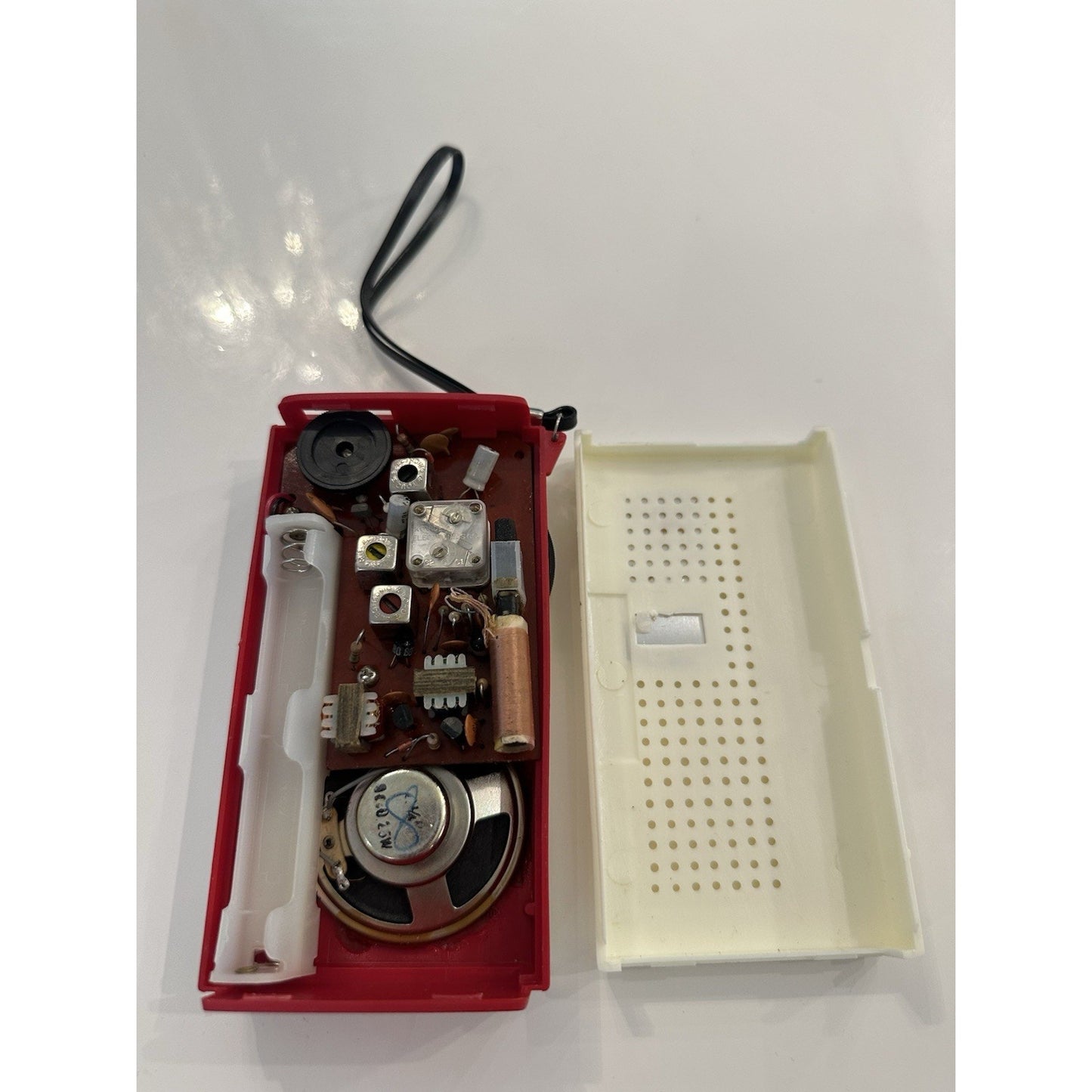 VINTAGE *NEW* 1960's Seiko Deluxe 601 Red Solid State Pocket Transistor Radio