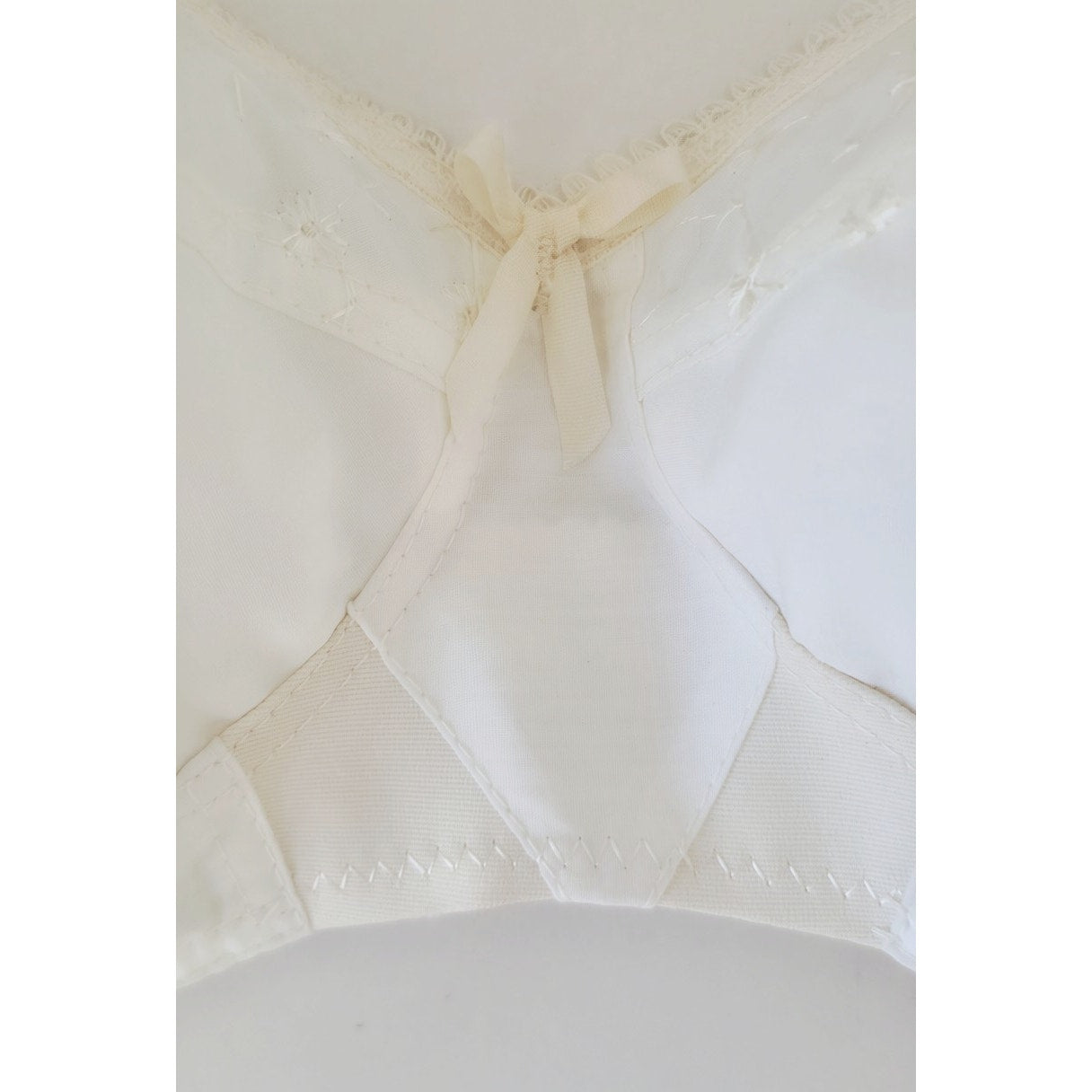 VINTAGE *NEW* 1960's Splendor Form Women's Bullet Bra White w/Center Flower 40B