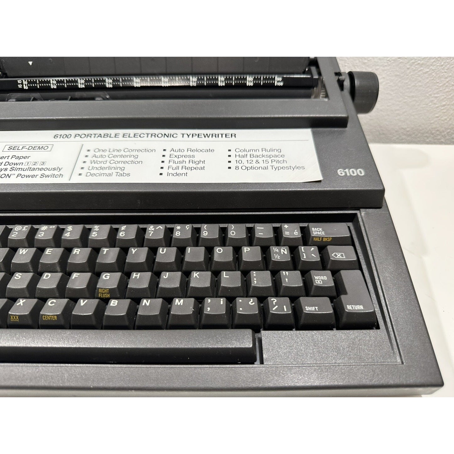 VINTAGE *CLEAN* Olivetti 6100 Spanish Portable Electronic Typewriter