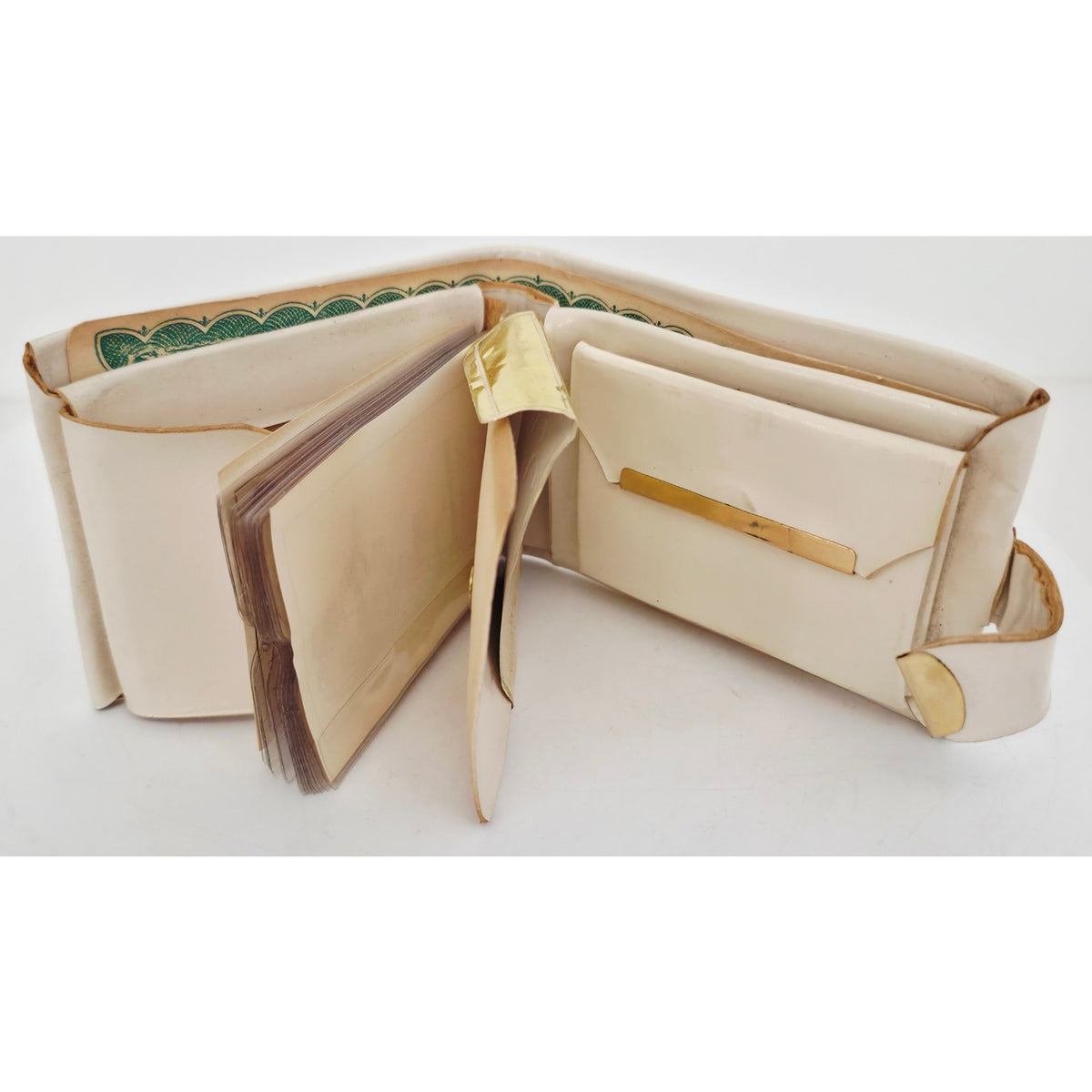 VINTAGE *PRISTINE* 1970's Cream with "P" Initial Bi-Fold Coin, Photo and Cash Wallet