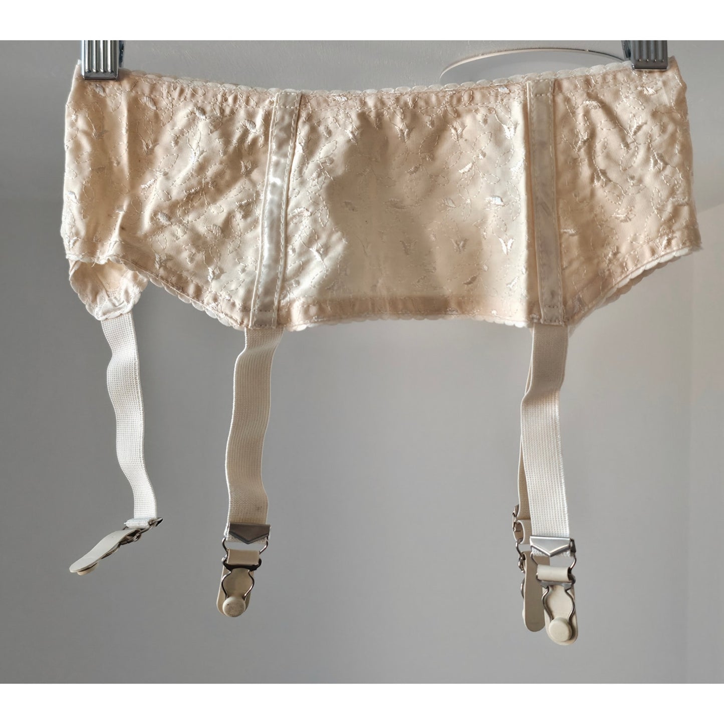 VINTAGE *NEW* 1960's MACBESS Women's Cream with Blue Flowers Garter Belt Size S
