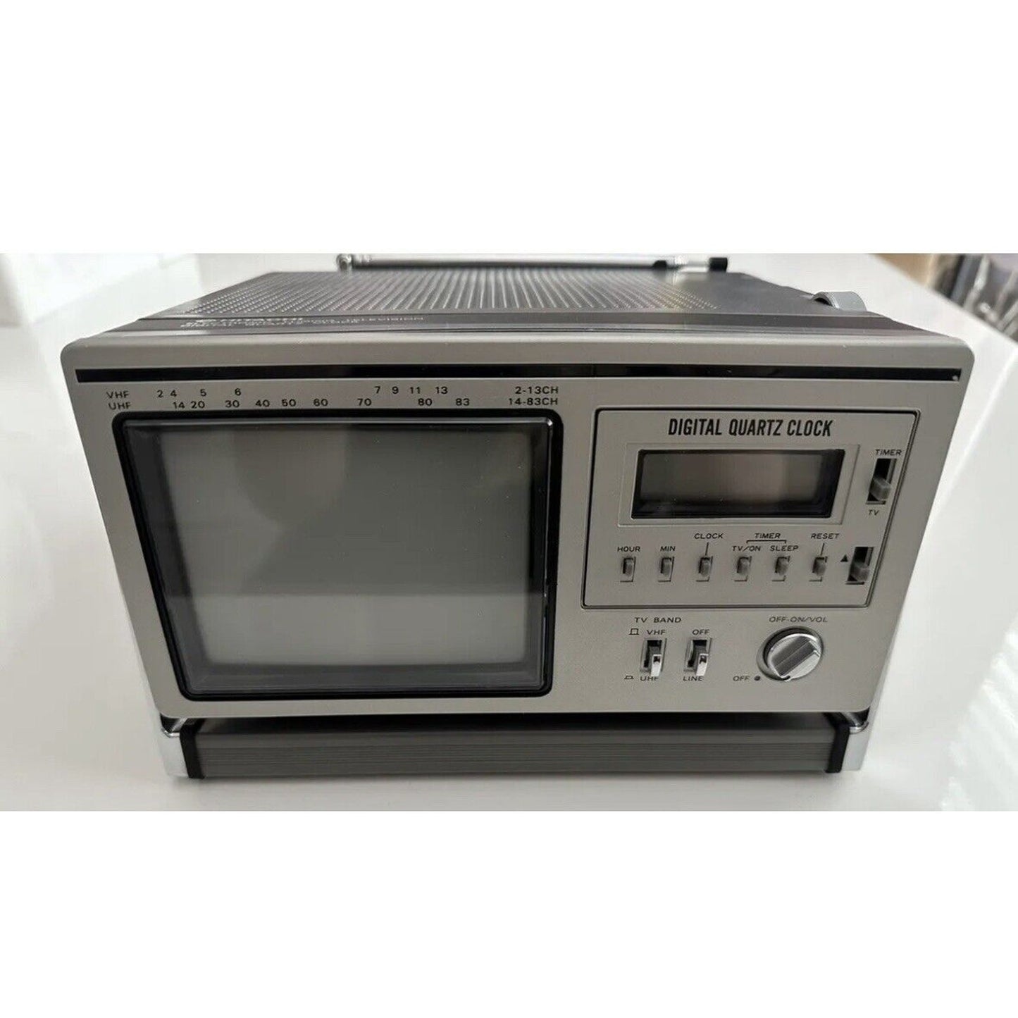 VINTAGE *NEW* 1980's Hitachi K2300 Solid State TV Receiver/Digital Clock