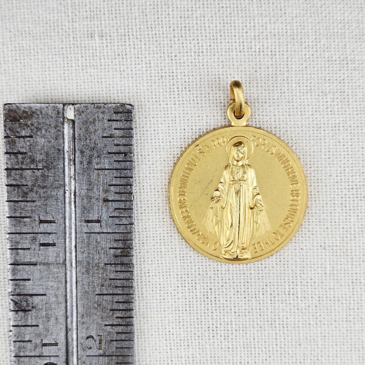 VINTAGE *NEW* 1950's Praying Madonna Gold-Toned Religious Pendant 1.25"