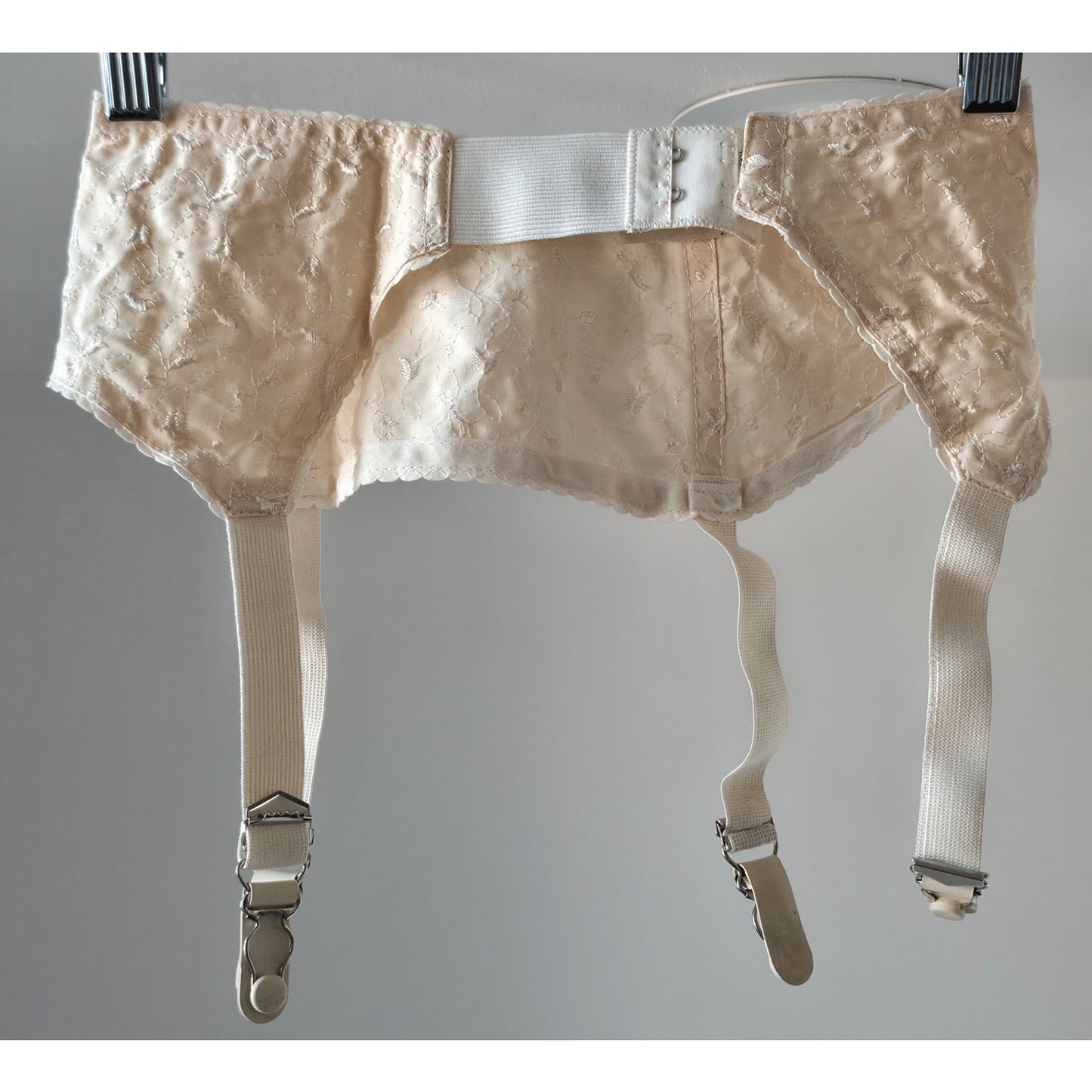 VINTAGE *NEW* 1960's MACBESS Women's Cream with Blue Flowers Garter Belt Size S