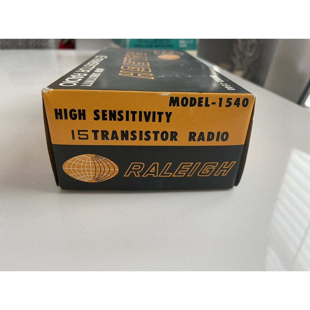 VINTAGE 1960's *PRISTINE * Raleigh 15 Model 1540 AM Transistor Radio with Case