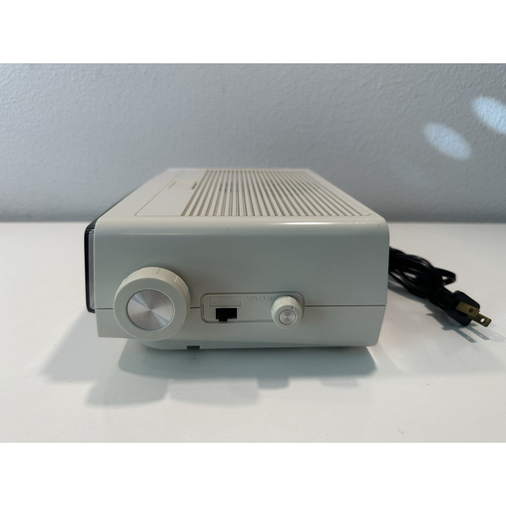 VINTAGE *NEW* 1980's Hitachi KC-650H Ivory/White Electronic Alarm Clock Radio