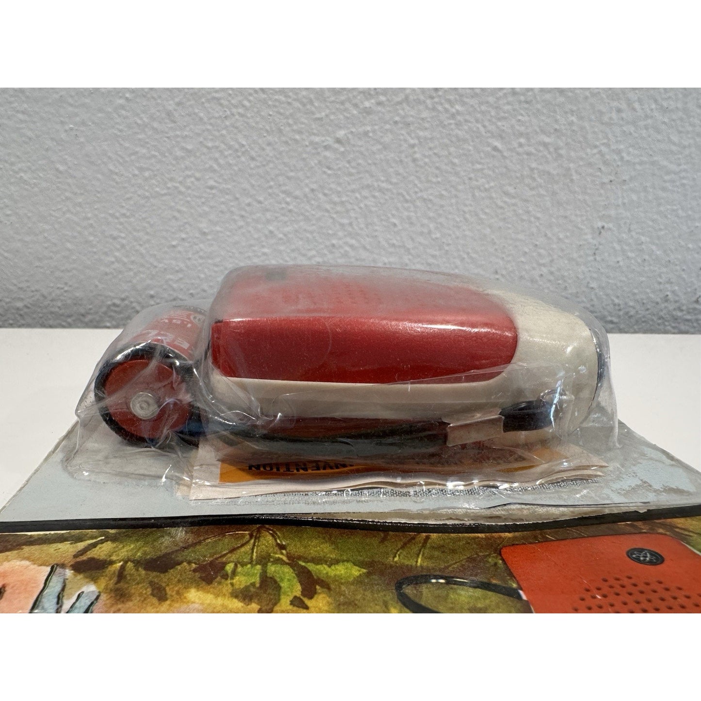 VINTAGE *NEW* ROBIN AIE-741 Red Solid State Micro Transistor Radio