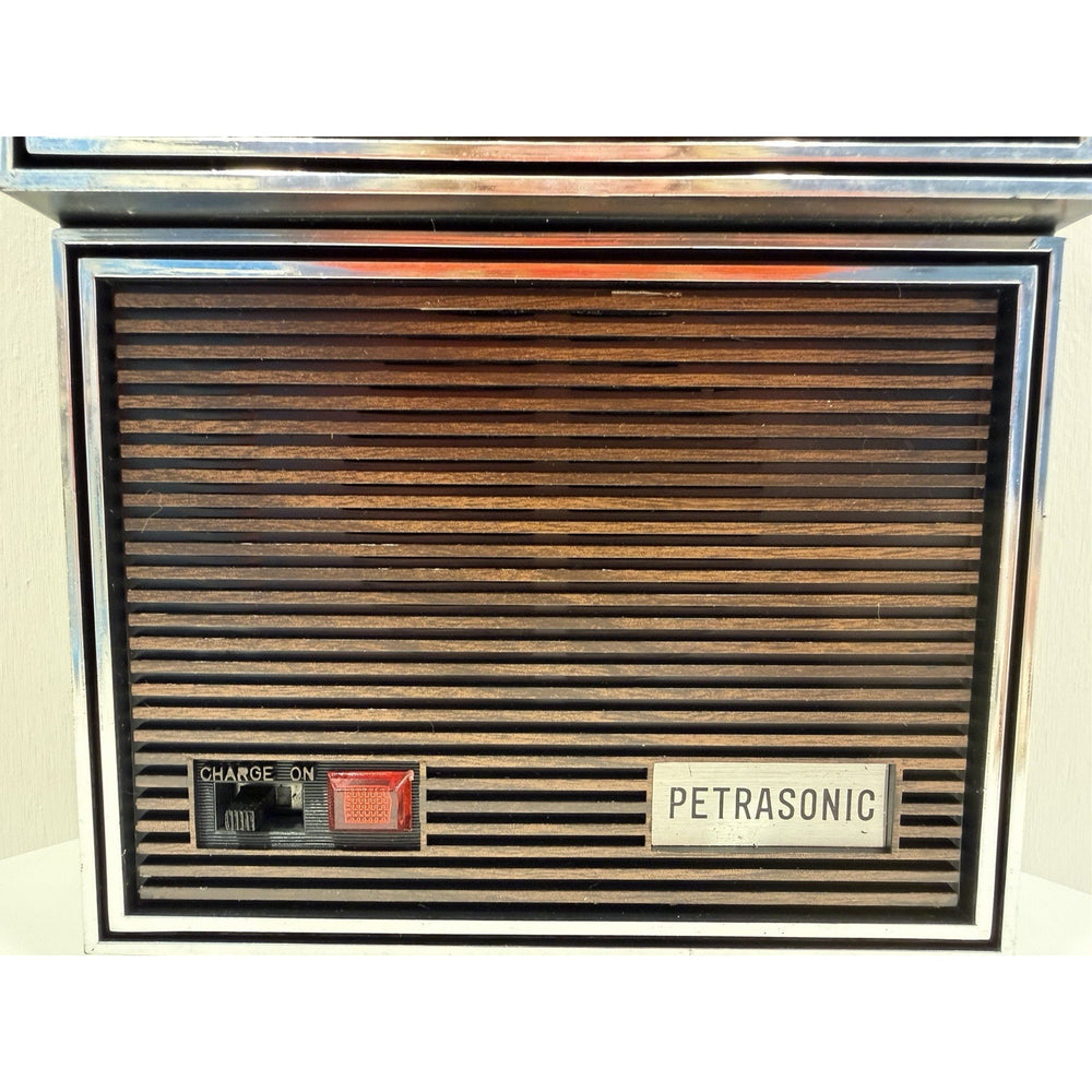 VINTAGE *PRISTINE* 1960's Petrasonic AM Sport Snake Brown Case Radio