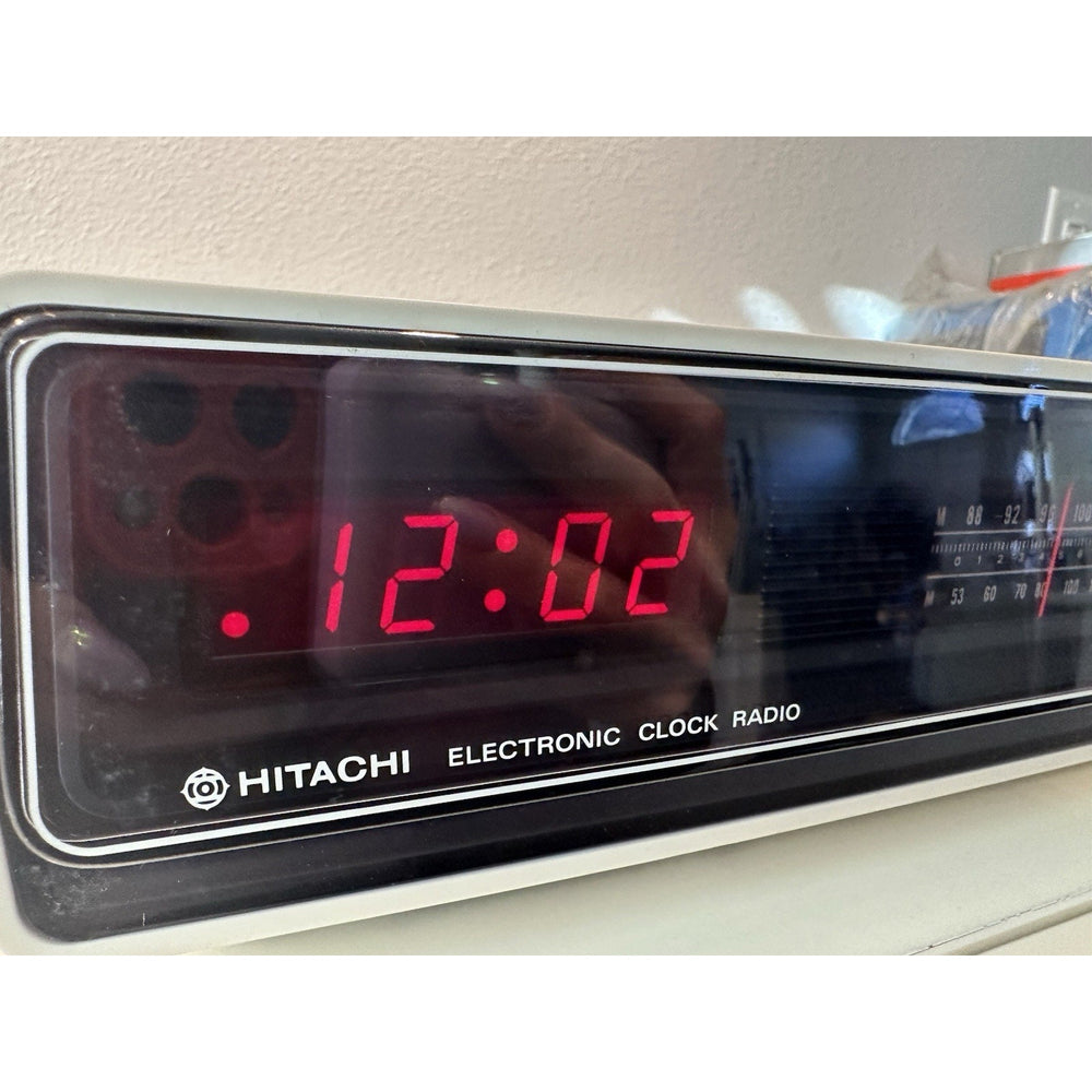 VINTAGE *NEW* 1980's Hitachi KC-650H Ivory/White Electronic Alarm Clock Radio