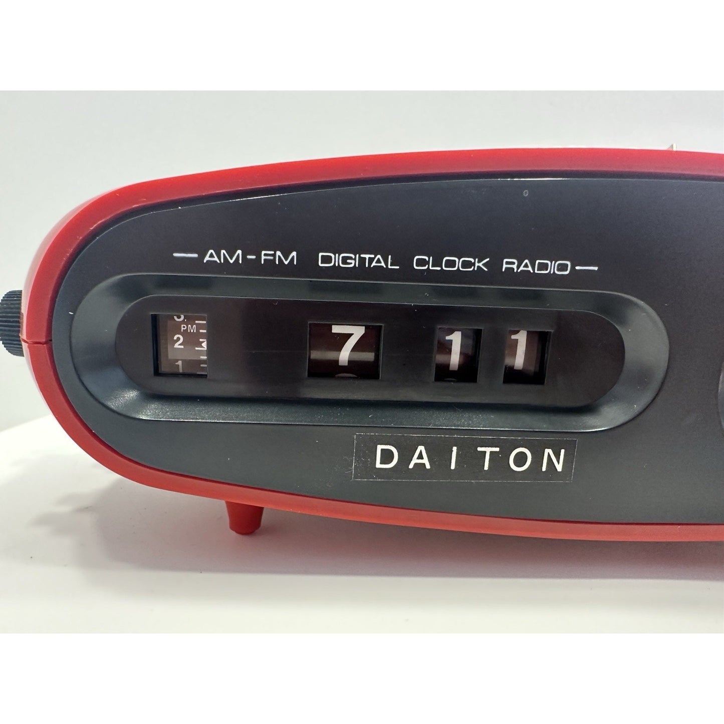 Needs Lovin' - VINTAGE *PRISTINE* 1970's DAITON Space Age Analog AM/FM Clock Radio Red