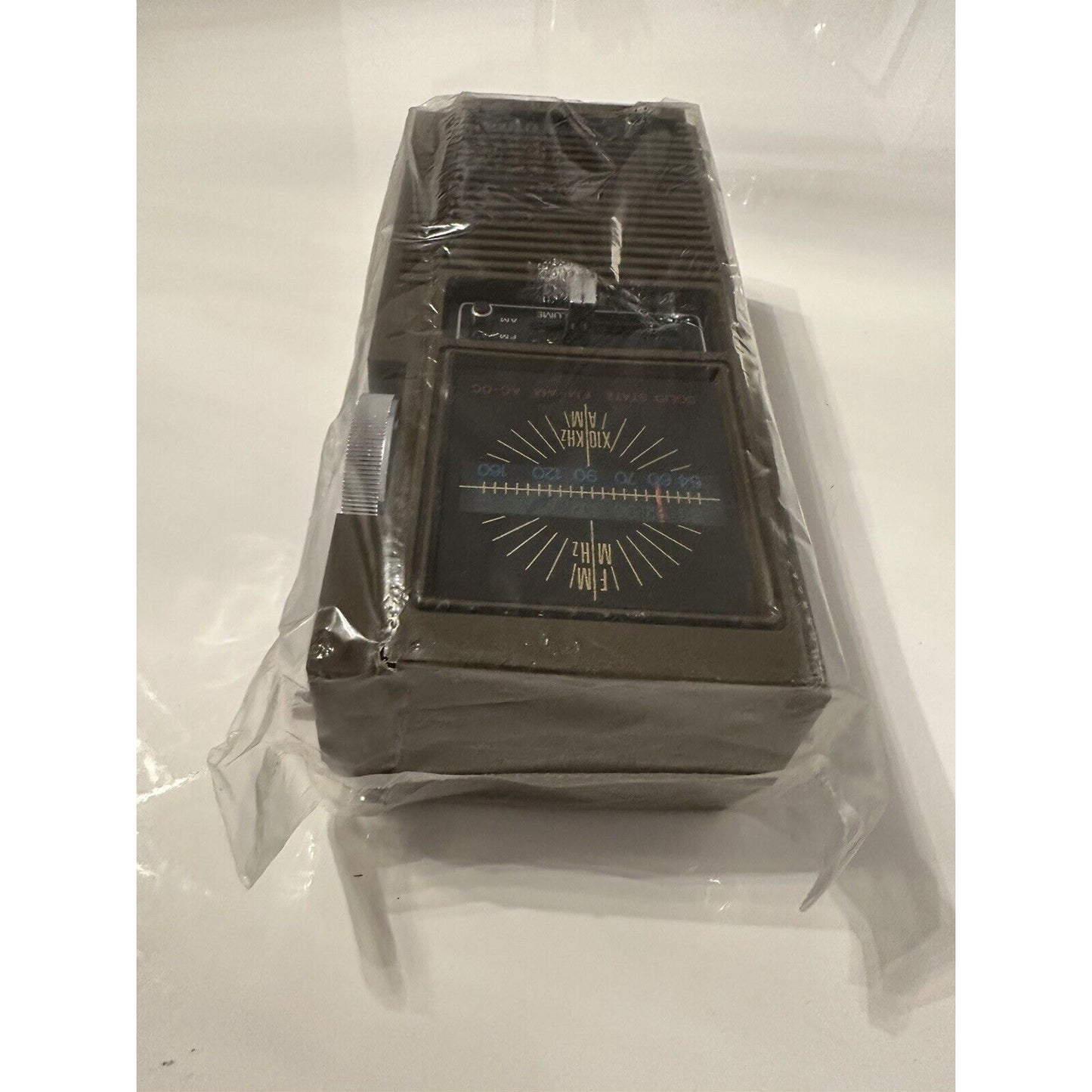 VINTAGE *NEW* Robin #2066 Solid State AM/FM Portable Radio