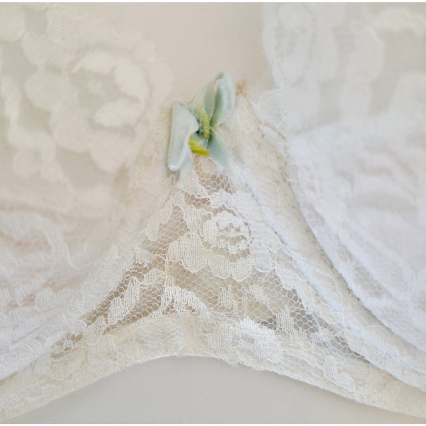 VINTAGE *NEW* 1960's Women's White Lace Push-Up Bra w/Flower Size 36A