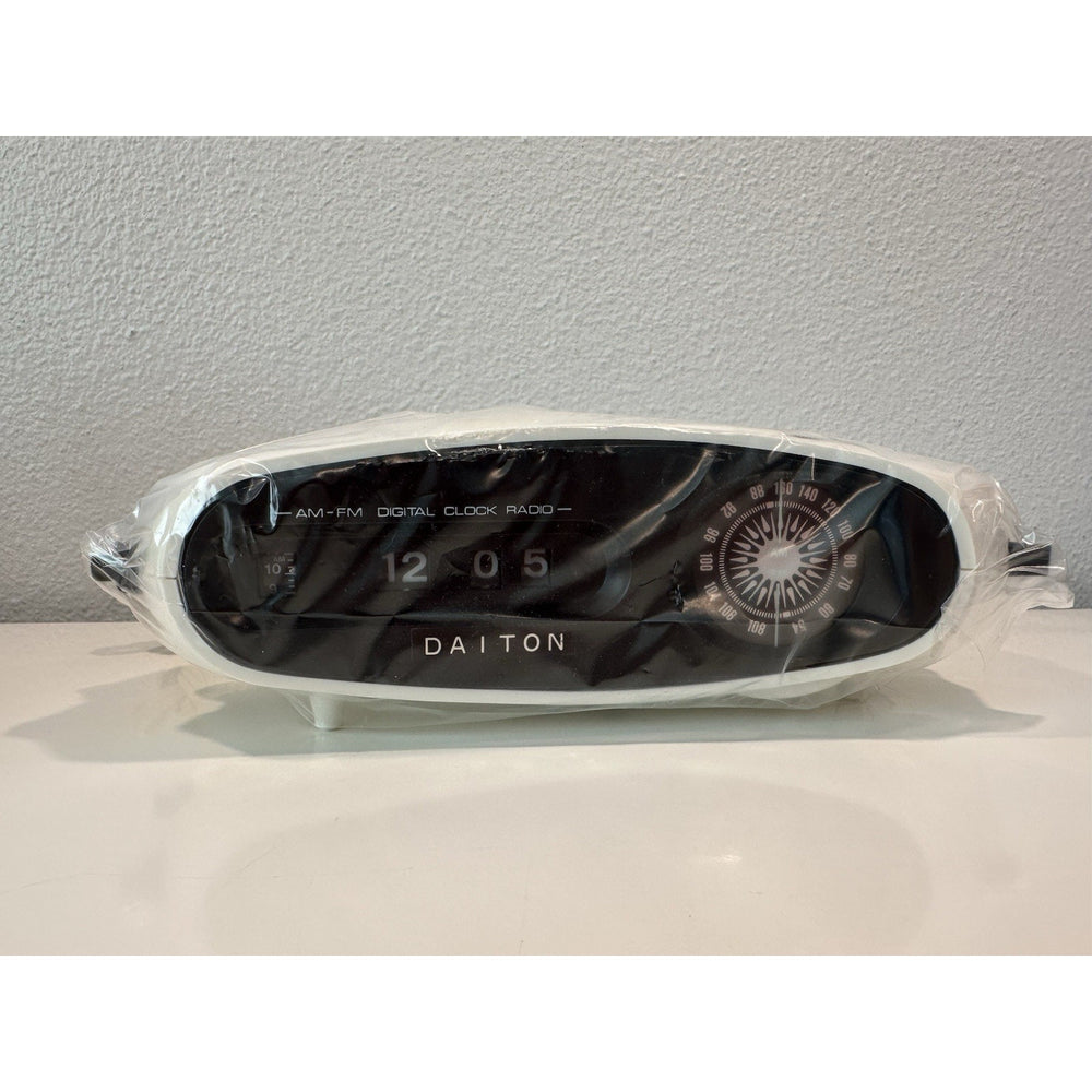 VINTAGE *NEW* 1970's DAITON Space Age Analog am/fm Clock Radio