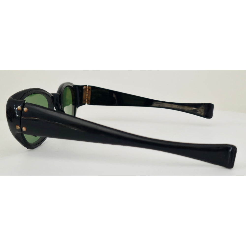 VINTAGE *NEW* 1970's Glam Unisex Black Frame with Green Lens Sunglasses