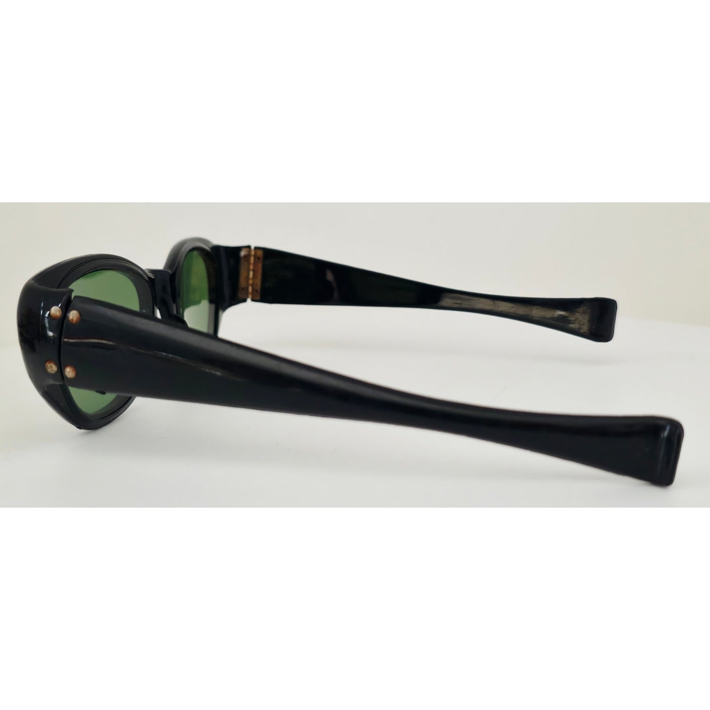 VINTAGE *NEW* 1970's Glam Unisex Black Frame with Green Lens Sunglasses