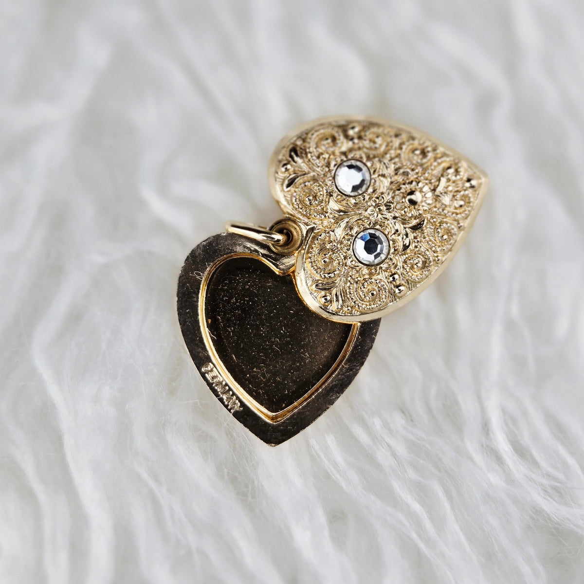 VINTAGE *NEW* 1950's Gold-Toned Heart Shaped Locket 1"
