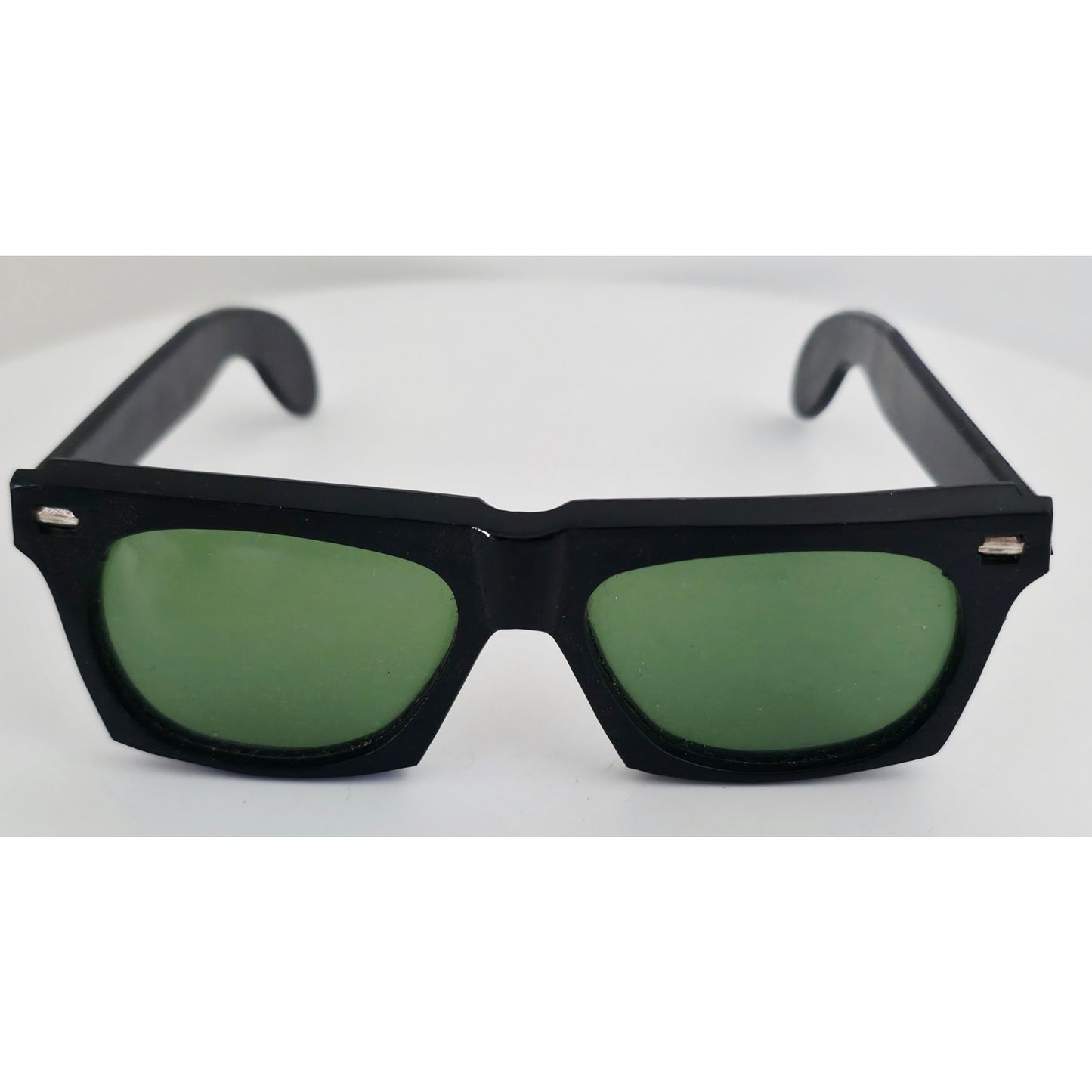 VINTAGE *NEW* 1970's Glam Unisex Sunglasses Black Frame with Green Lens