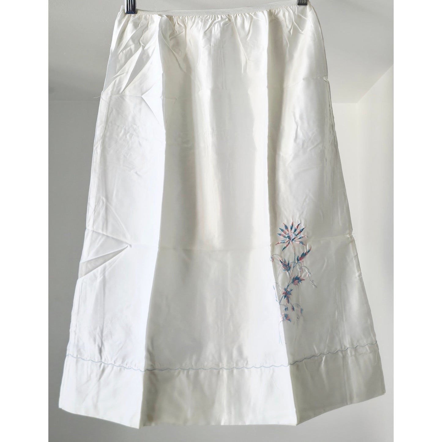 VINTAGE *NEW* 1960's Bradley Women's White with Flower Design Half Slip Size M