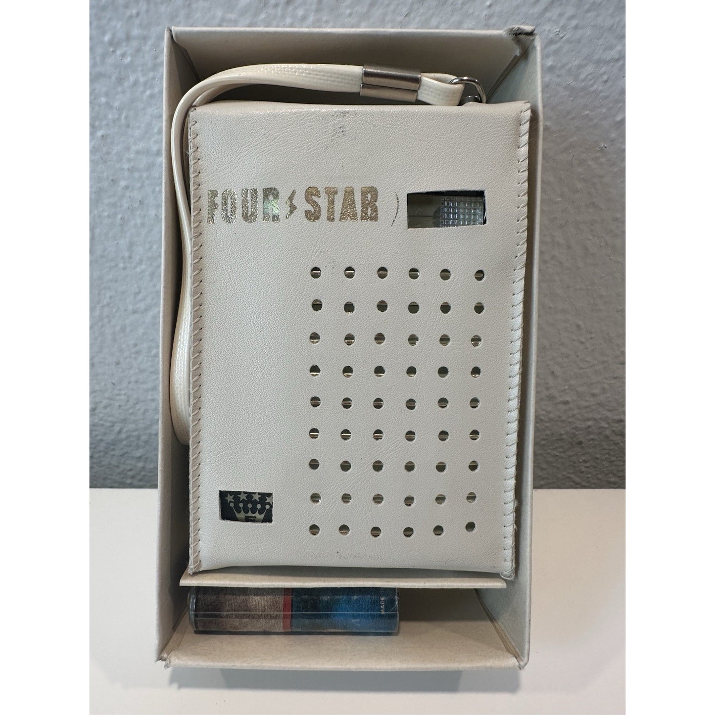 VINTAGE *NEW* 1970's Four Star FS-8 Solid State AM Radio in White