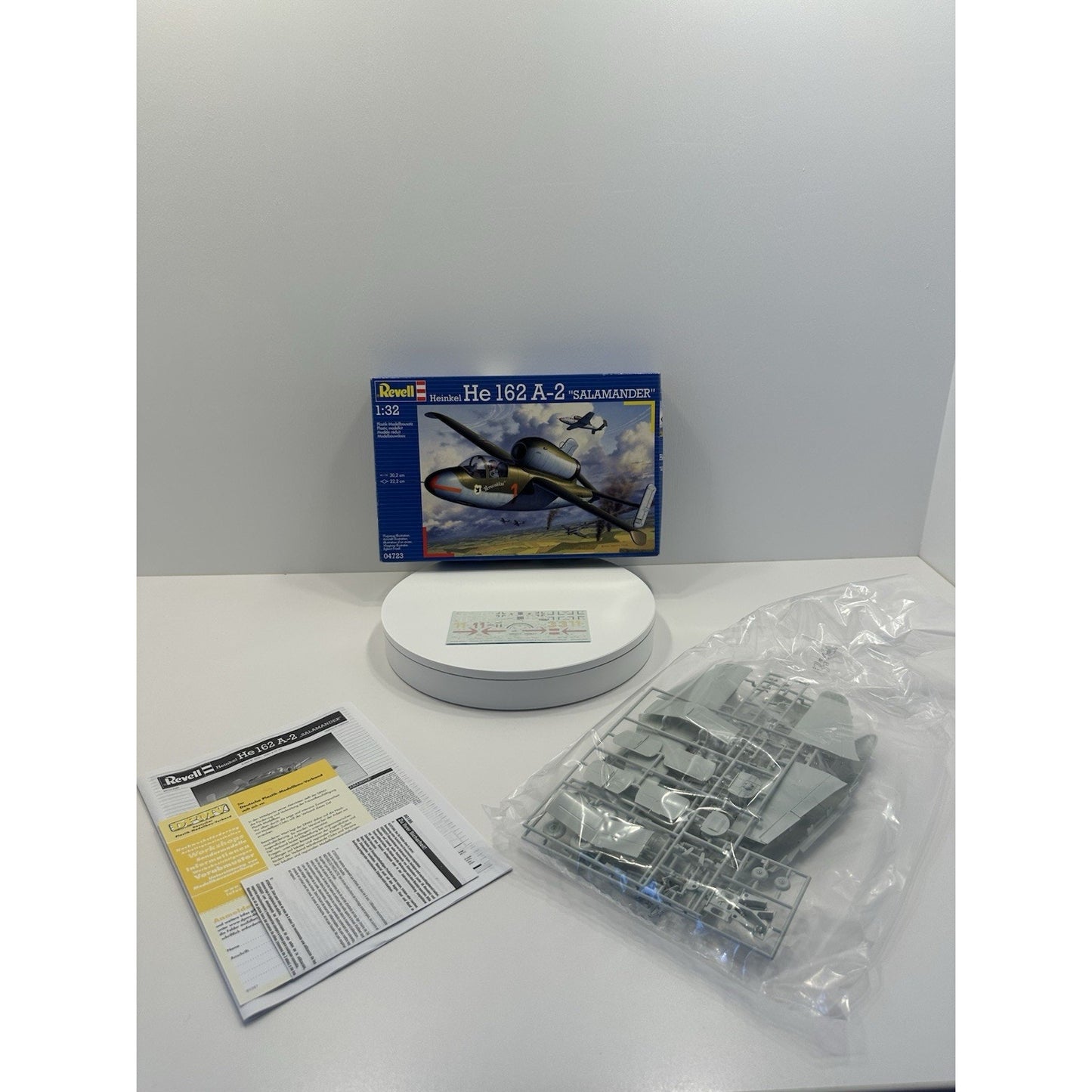 VINTAGE 2004 Revell 04723, (Heinkel) He 162 A-2 "Salamander", 1:32 Scale Model Kit