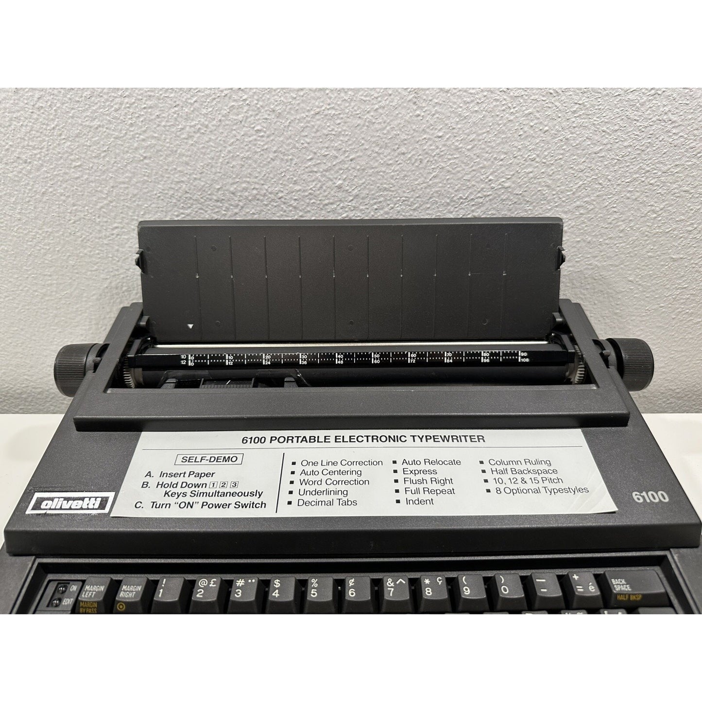 VINTAGE *CLEAN* Olivetti 6100 Spanish Portable Electronic Typewriter
