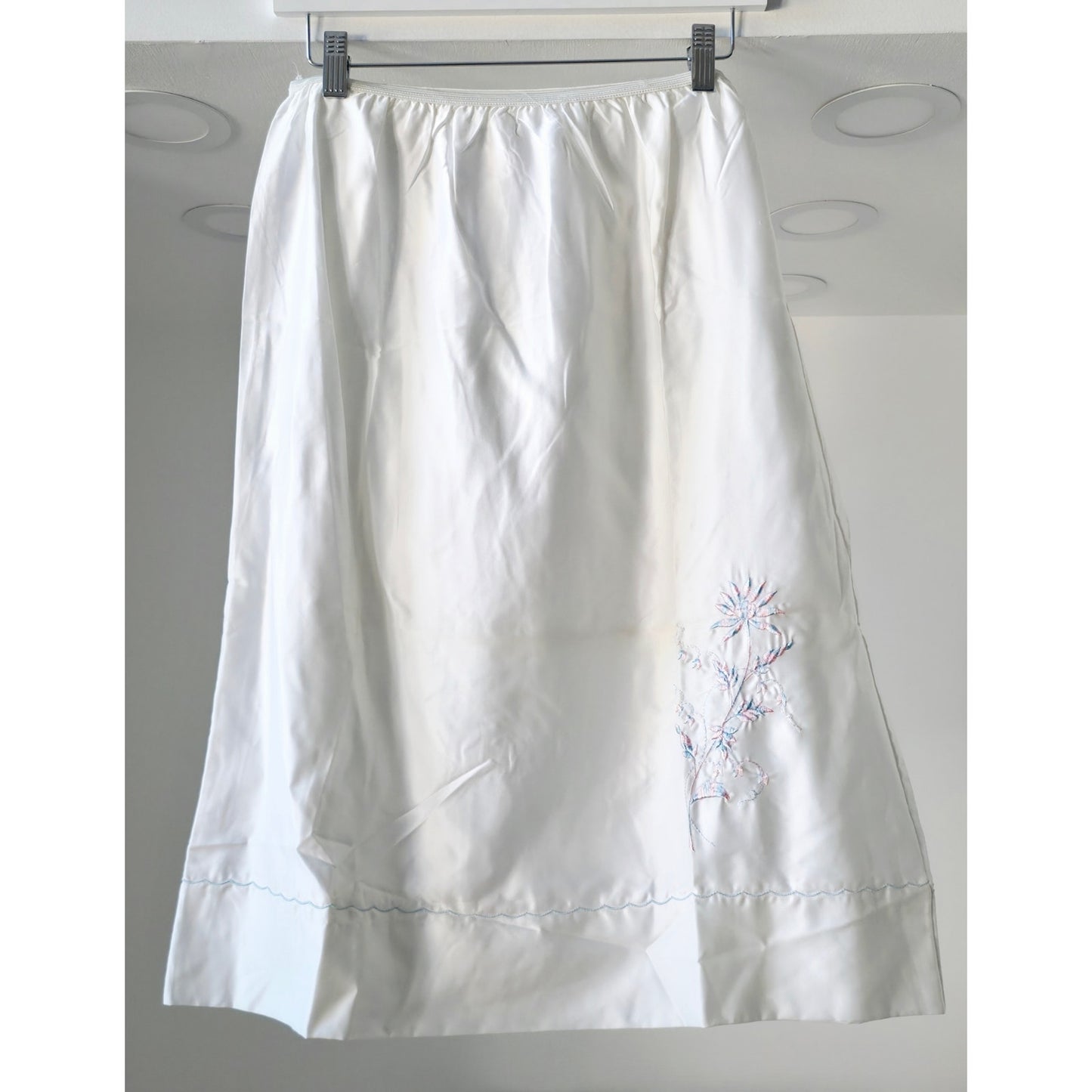 VINTAGE *NEW* 1960's Bradley Women's White Slip with Blue & Pink Flowers Size L