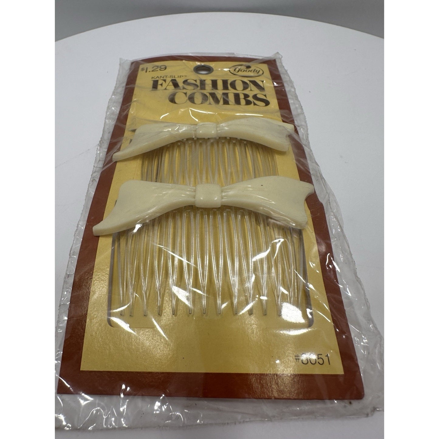 VINTAGE *NEW* 1975 Goody #8050 Kant-Slip Fashion Combs Bows Set of 2 - Cream