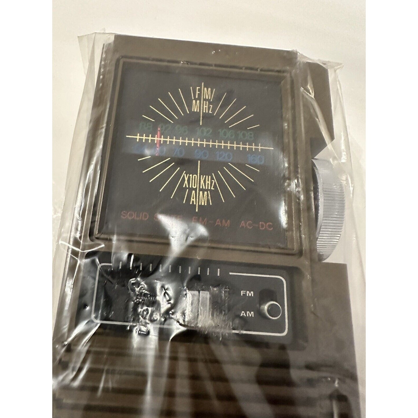 VINTAGE *NEW* Robin #2066 Solid State AM/FM Portable Radio