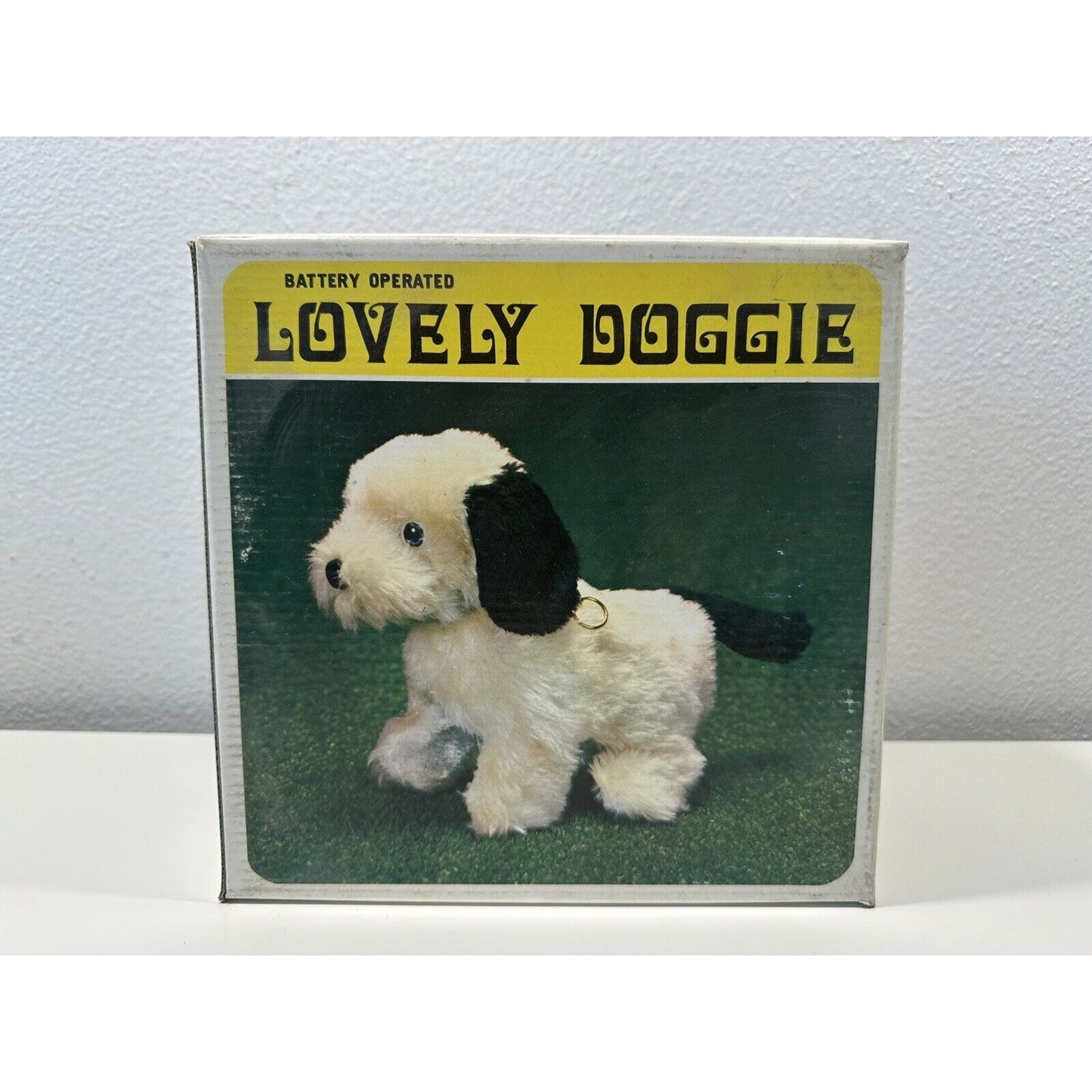 VINTAGE *NEW* 1970's Lovely Dog Walking Barking White Collared Dog